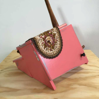 roze verleden - 45x50x35, diverse materialen, € 385,-